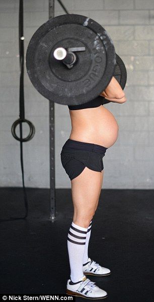 Pregnant Crossfit Pic Idea Fitness Maternity Shoot, Gym Mommy, Crossfit Photoshoot, Pregnant Workout, Diary Of A Fit Mommy, Fit Moms, Exercises For Back, Gym Pics, Pregnancy Fitness