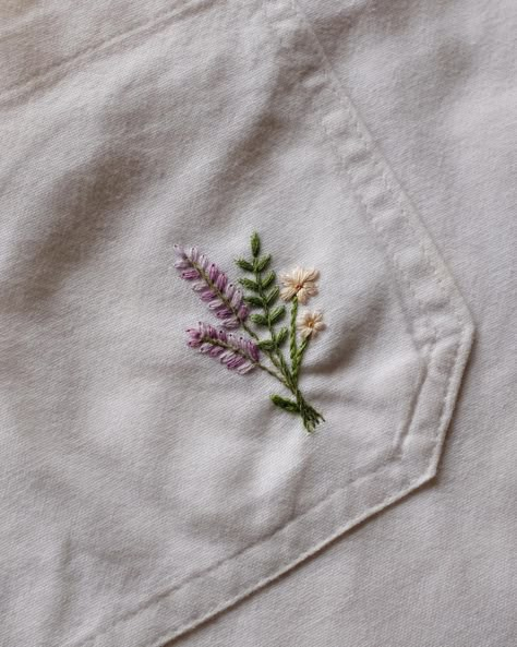 Embroidery Tiny Patterns, Simple Lavender Embroidery, Simple Flower Bouquet Embroidery, Cute Simple Embroidery Designs, Tiny Embroidered Flowers, Sweatshirt Embroidery Ideas Simple, Tiny Embroidery Designs, Cute Small Embroidery Ideas, Small Simple Embroidery Ideas