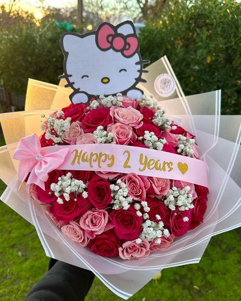 Hello Kitty anniversary bouquet💕🤍 - - - - - #hellokitty #hellokittylover #explore #explorepage #exploremore #hellokittycore #hk #hellokittyaddict #pink #babysbreath #pinkroses🌹 #pinkflowers #roses #ramo #ramos #ramodeflores #ramobuchon #anniversary #smallbusiness #florist #flowers #flower #flowerstagram #flowerpower #flowerphotography #flowerlovers #rose #sacramento #viral #virals Hello Kitty Flowers Bouquet, Hello Kitty Rose Bouquet, Hello Kitty Bouquet Of Flowers, Pink Babysbreath, Hello Kitty Ramo, Hello Kitty Flower Bouquet, Hello Kitty Bouquet, Anniversary Bouquet, Simple Decor Ideas