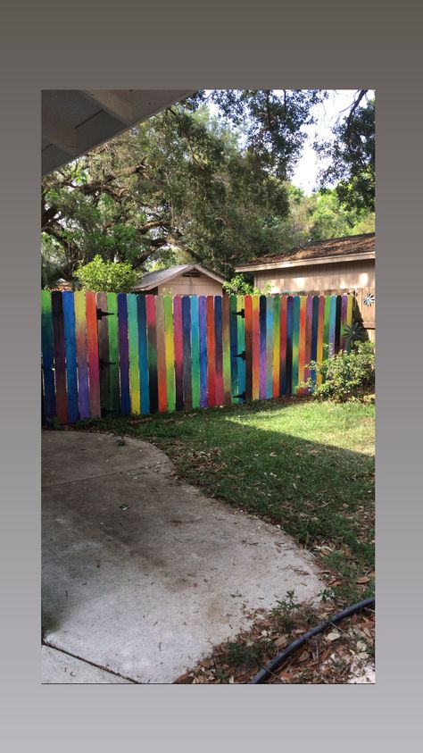 Driveway Divider, Cool Fence Ideas, Rainbow Fence, Beautiful Fences, Burning Painting, Easy Backyard Diy, Garage Paint, Backyard Decorating, Front Fence