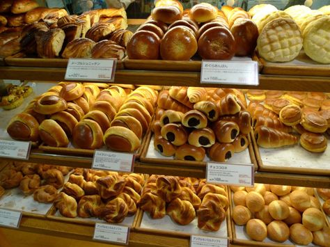 Bread chocolate filled cream horn Japanese Bakery Aesthetic, Japanese Bakery Shop, Chocolate Cornet, Japan Bread, Melon Bread, Japanese Bakery, Japanese Pastries, Japanese Cafe, Japanese Bread