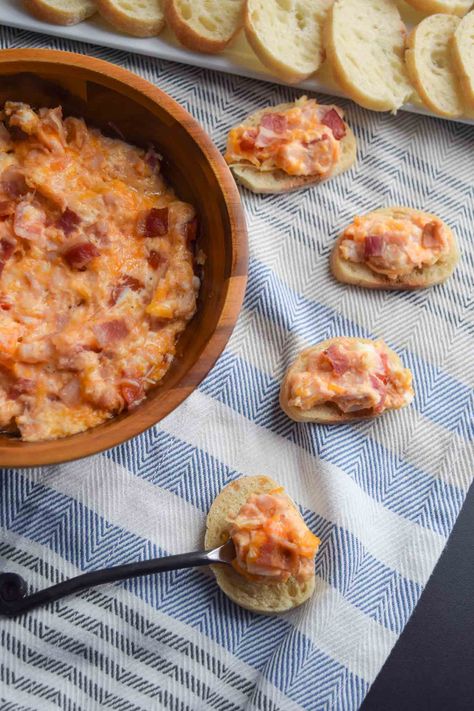 Kentucky Hot Brown Dip--A creamy, melty, cheesy, meaty, smokey, dip that will definitely keep your guests coming back for more! Only 142 calories per serving! A perfect use for your leftover turkey from Thanksgiving! {cutsandcrumbles.com} #dip #kentuckyhotbrown #hotbrowndip #appetizer #easyappetizer #healthygamedayfood #lowcaloriepartyfood #lowcaloriedip #cutsandcrumbles Kentucky Hot Brown Dip, Hot Brown Dip, Dips Cream Cheese, Gameday Dips, Kentucky Derby Food, Derby Food, Kentucky Hot Brown, One Bite Appetizers, Derby Party Food