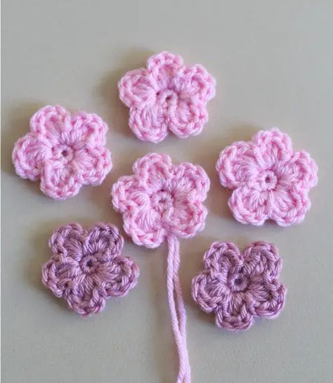 Tiny Crochet Flowers Free Pattern, Crochet Small Flowers Free Pattern, Hekel Blommetjies, Crochet Tiny Flowers, Crochet Flowers Free Pattern Easy, Crochet Small Flowers, Small Flower Crochet, Free Crochet Flowers, Tiny Crochet Flowers