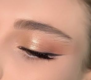 black eyeliner with gold eyeshadow Golden Shimmer Eye Makeup, Easy Prom Eyeshadow, Natural Gold Eyeshadow, Soft Golden Eye Makeup, Eyeshadow For Gold Dress, Eyeshadow Look For Black Dress, Gold Eyeshadow Simple, Glossy Eyeshadow Look, Gold And Black Eyeshadow