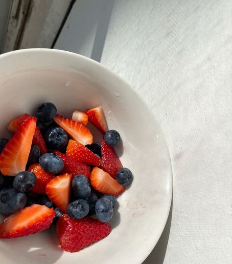 Strawberries And Blueberries Aesthetic, Mallory Aesthetic, Blueberry Aesthetic, Someone Eating, Blueberries And Strawberries, Healthy Girl Aesthetic, What Should I Eat, Book Food, Strawberries Blueberries