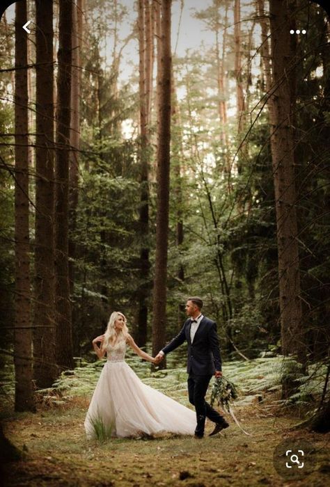 Romantic Forest Wedding, Forest Bride, Shooting Photo Couple, Forest Wedding Photography, Romantic Forest, Forest Theme Wedding, Wedding Portrait Poses, Outdoor Wedding Photography, Bride Groom Photos