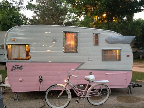 Vintage camper .... love it (but my version wouldnt be pink). Dawn Wiener, Caravan Exterior, Shabby Chic Campers, Vintage Camper Art, Pink Trailer, Vintage Trailer Remodel, Trailer Park Princess, Vintage Camper Interior, Shasta Camper