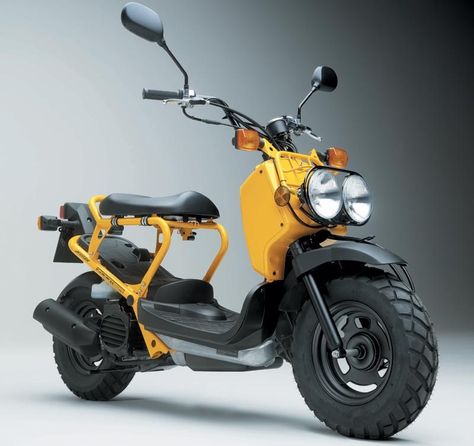 Honda’s chunky little 50cc Zoomer is a weird cross between a twist-and-go scooter, a Tonka toy and a stripped-bare army Jeep. It’s easy to ride, nippy and stylish. Honda claim low emissions, it has Honda Zoomer, Honda Scooters, Scooter Custom, Honda Ruckus, Мотоциклы Cafe Racers, Motorbike Design, Moped Scooter, Honda Bikes, Scooter Bike