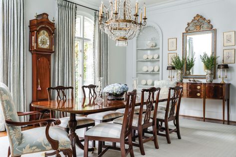 An Atlanta Treasure by Huff-Dewberry - Southern Home Magazine Old Southern Homes Interior, Southern Dining Room, Classic Southern Home, Traditional Southern Home, Southern Home Magazine, Old Southern Homes, Southern Nights, Southern Home Interior, Decorating A New Home