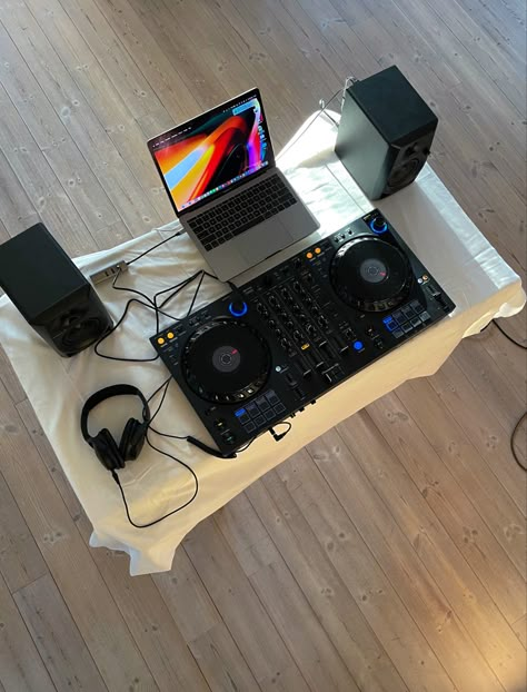 Dj Aesthetic, Music Setup, Aesthetic Setup, Rap Playlist, Dj Table, Home Recording Studio Setup, Girl Dj, Recording Studio Setup, Pioneer Ddj