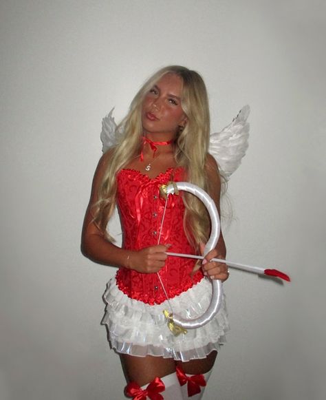 Santa Halloween Costume College, Basic Halloween Costumes, Trio Costumes, Ab Workout Challenge, Gold Costume, Cute Couple Halloween Costumes, College Halloween, Halloween Costumes College, Halloween Party Costumes