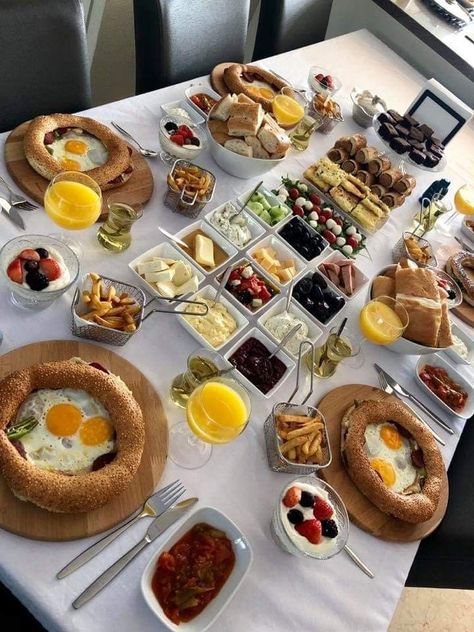 Turkish Breakfast Traditional, Turkish Breakfast Ideas, Appliances Garage, Table Breakfast, Turkish Breakfast, Breakfast Platter, Food Buffet, Yogurt Breakfast, Traditional Breakfast