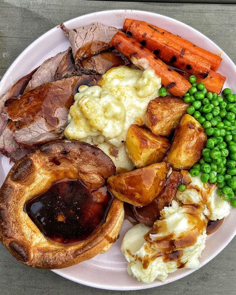 British Roast Dinner, British Dinner, Roast Dinner Recipes, Sunday Roast Dinner, Crispy Roast Potatoes, Weber Kettle, Yorkshire Puddings, Perfect Roast, Christmas Meals