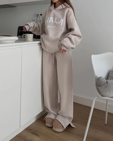 friday wfh attire ☕ // #weareTALA #teamTALA @about.janedoe wears our oversized club hoodie and wide leg joggers in oat Oversized Hoodie Outfit, Winter Layering Outfits, Casual Sporty Outfits, Hoodie Jumpsuit, Oversize Outfit, Wide Leg Joggers, Sweats Outfit, Tracksuit Outfit, Oversized Outfit