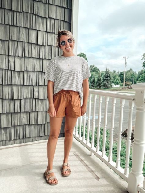 Canvas Shorts Outfits, Rust Shorts Outfits Summer, Modest Jean Shorts Outfit, Modest Mom Outfits Summer, A Line Shorts Outfit, Summer Striped Shorts, How To Style Linen Shorts, Midsize Shorts Outfit, Midi Shorts Outfit