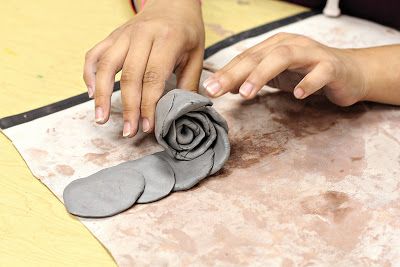 smART Class: Clay Roses - that is so flippin' smart....OMG Clay Gifts, Clay Roses, Clay Lesson, Clay Classes, Smart Class, Pottery Techniques, Pottery Classes, Ceramics Projects, Clay Art Projects