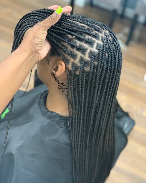 Knotless Box Braids Knotless Braids Small Medium, Knotless Parts, Braids Small Medium, Quick Easy Braided Hairstyles, Style Knotless Braids, Knotless Bohemian, Small Knotless Box Braids, Braids For Beginners, Small Box Braids Hairstyles