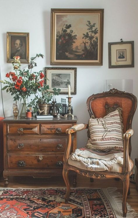 Give vintage a modern makeover with these creative and inspiring decor solutions. #the #Timeless #DecorInspiration #Exploring #Charm #of #HomeDecorating #Decor #Home #HomeDecor #Vintage French Antiques Decor, Married Apartment, Cozy Vintage Home, Antique House Decor, Vintage Contemporary Decor, Vintage Apartment Decor, Vintage Decor Ideas, Vintage Apartment, Vintage Interior Design