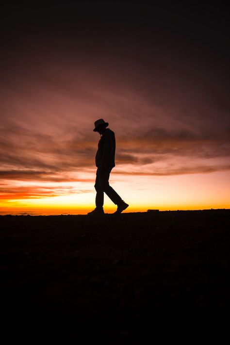 Fake Wallpaper, Guitar Light, Gold And Black Wallpaper, Sunlight Photography, Space Western, Wallpaper Photo Hd, Western Books, Silhouette Pictures, Love Failure