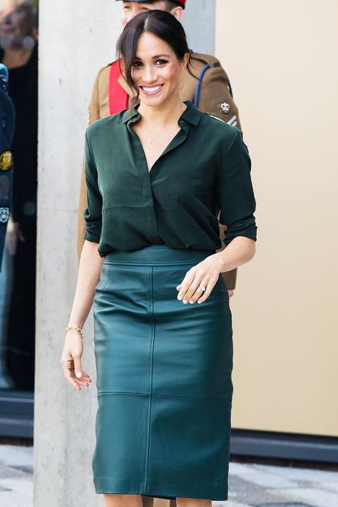 Here's What We Think Meghan Markle Is Packing for Her Australia Trip Green Leather Skirt Outfit, Estilo Meghan Markle, Green Leather Skirt, Meghan Markel, Leather Skirt Outfit, Kate And Meghan, Meghan Markle Style, Style Royal, Duchess Meghan