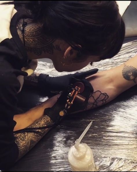 Hannah Snowdon, Hannah Pixie, Job Inspiration, Manifesting Vision Board, Tattoo Photography, Female Tattoo Artists, Geometric Design Art, Vision Board Pictures, Tattoo Apprentice