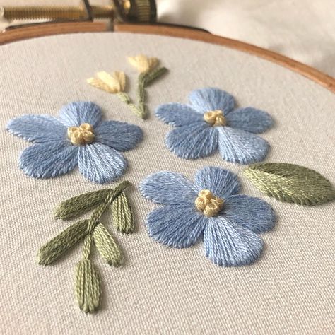 #floralembroidery #botanicalembroidery #handembroidery Motif Sulaman Simple, Motif Sulam, Stitches Flower, Crewel Embroidery Patterns, Embroidery Stitches Beginner, Hand Stitches, Embroidery Lessons, Digital Embroidery Patterns, Embroidery Hearts