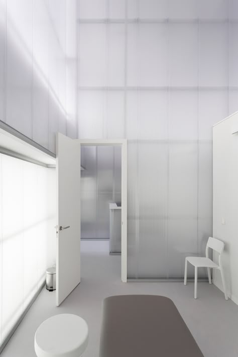 Translucent Facade, Polycarbonate Architecture, Physical Therapy Clinic, Translucent Wall, Showroom Office, Architecture Elements, Therapy Clinic, Outdoor Toilet, Polycarbonate Panels