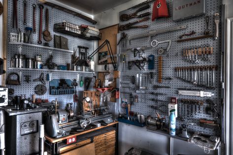 Metal Lathe Projects, Metal Lathe Tools, Garage Loft, Ultimate Garage, Woodworking Shop Layout, Display Coffee Table, Metal Workshop, Workbench Plans, Garage Interior