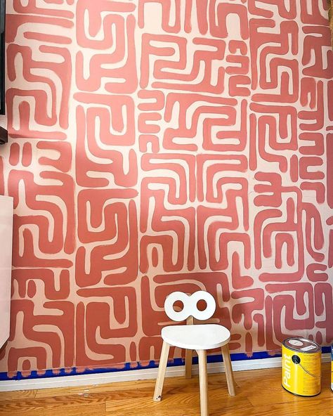 Hand Painted Living Room Wall Mural, Funky Painted Walls Interiors, Painted Pattern Accent Wall, Mid Century Modern House Decor, Simple Wall Murals Diy Paint, Diy Wall Pattern, Painted Gallery Wall, Hand Painted Wall Pattern, Vintage Accent Wall