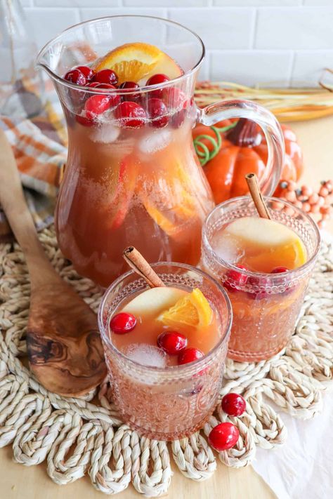 Create a festive feast with this easy Thanksgiving punch recipe! A delightful blend of orange juice and fruit makes the perfect holiday drink. Punch Recipe Non Alcoholic, Easy Thanksgiving Punch, Pie Filling Recipes Easy, Non Alcoholic Fruit Punch, Cherry Pie Filling Recipes Easy, Butter Board Recipe, Thanksgiving Drinks Non Alcoholic, Friendsgiving Drinks, Cocktails For Thanksgiving