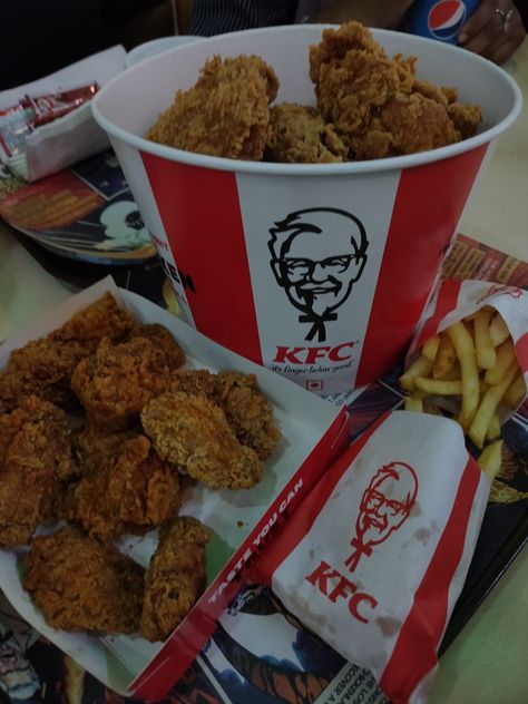 Kfc Food, Kentucky Derby Party Food, Kfc Chicken, Cute Snacks, Food Drink Photography, Healthy Food Motivation, Photography Aesthetic, Food Places, Snap Food