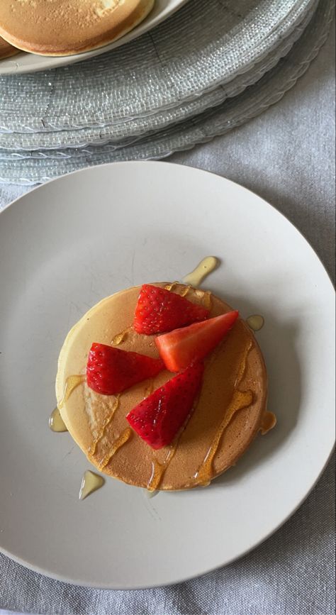 pancake, breakfast, cute, healthy, syrup, strawberries Pancake Plating, Healthy Syrup, Desserts Art, Artistic Food, Strawberry Pancakes, Strawberry Breakfast, Pancake Breakfast, Plating Ideas, Pancakes Healthy