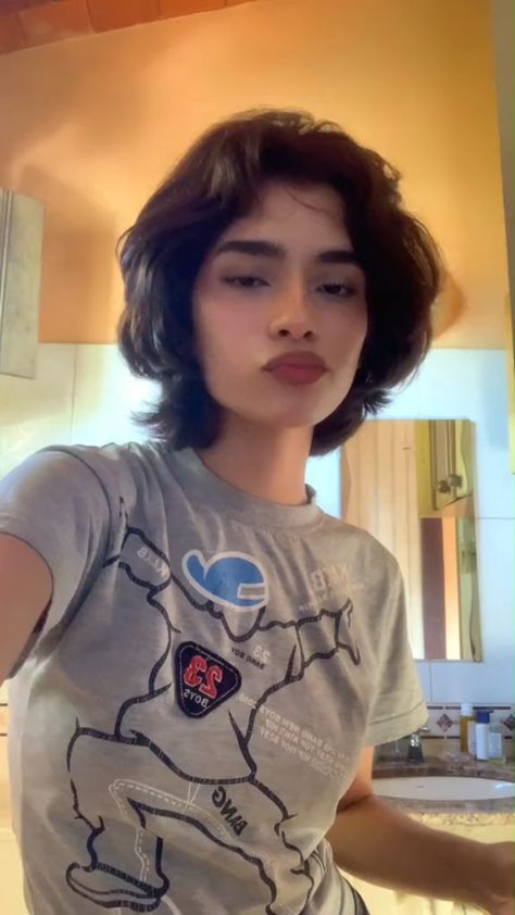 Grown Out Pixie Cut, Growing Out Pixie Cut, Long To Short Haircut, Short Hair Makeup, Shortish Hair, Pixie Cut Hairstyles, Grown Out Pixie, Hair Tomboy, Short Hair Tomboy