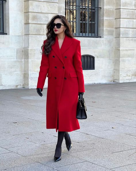 Red Coat Outfit Winter, Red Trench Coat Outfit, Bad And Boujee Outfits, Red Overcoat, Mantel Outfit, Red Winter Coat, Chic Outfits Classy, Outfit Inspiration Women, Classy Outfits For Women