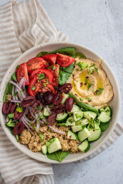 An easy Hummus Nourish Bowl loaded with quinoa, fresh vegetables and creamy homemade hummus. This healthy bowl is quick and easy to make, which makes it the perfect meal prep for lunches through the week. Regime Anti Cholesterol, Hummus Bowl, Nourish Bowls, Nourish Bowl, Bowls Recipes, Healthy Bowl, Box Recipes, Healthy Bowls Recipes, Easy Hummus