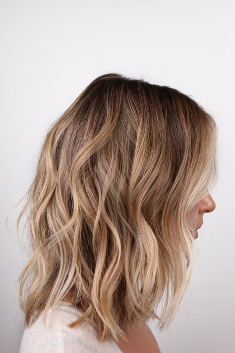 Blonde 2023 Summer, Painted Blonde Balayage, Sunkissed Hair Blonde, Sunkissed Blonde Hair, California Blonde Hair, Mid Length Blonde Hair, Blonde Beach Waves, Sunkissed Blonde, Sunkissed Highlights