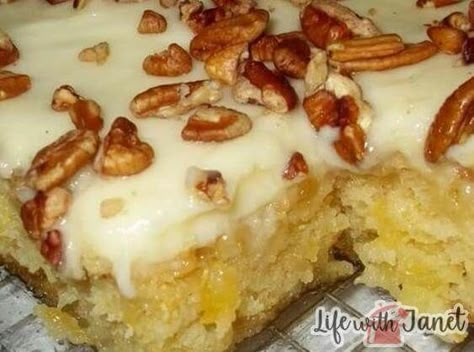 Hawaiian Pineapple Cake Hawaiian Pineapple Cake, Easy Pineapple Cake, Hawaiian Cake, Pineapple Cake Recipe, Tropical Desserts, Pineapple Desserts, Tropical Food, Hawaiian Recipes, Pineapple Recipes