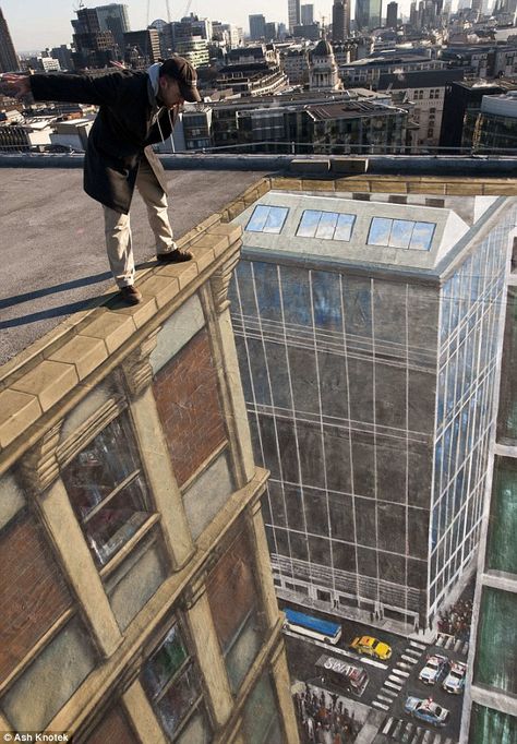 NYC. Don't jump! Oh, he can't... Incredible chalk drawing in London representing New York 3d Sidewalk Art, Street Chalk Art, Illusion Kunst, Street Art Illusions, Art Illusions, Pavement Art, Sidewalk Chalk Art, Sidewalk Art, 3d Chalk Art