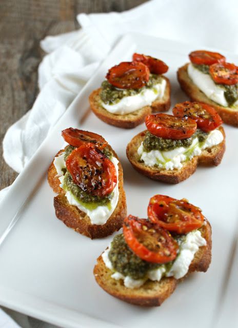 Roasted Tomato Burrata, Burrata Crostini, Appetizer Dishes, Roasted Tomato, Party Food Appetizers, Food Platters, Roasted Tomatoes, Wedding Food, Shallots