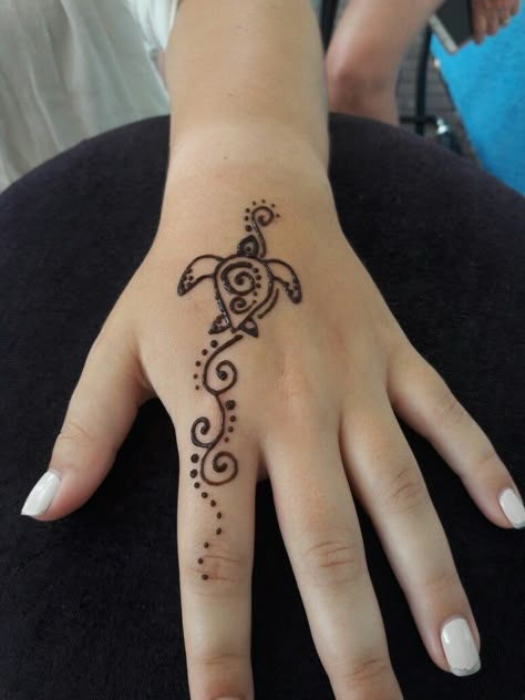 Symbols That Mean Beauty, Hena Ideas Hand, Cute Summer Henna Tattoos, Henna Turtle Design, Henna Designs Big, Matching Henna Tattoos For Best Friends, Cross Henna Designs, Cute Hannah Designs, Summer Henna Designs Hands