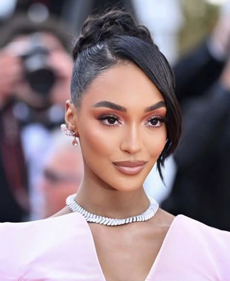 Sleek Red Carpet Hair, Charlotte Tilbury Light Wand, Red Carpet Hair Updo, Side Part Bun, Side Part Updo, Side Bun Hairstyles, Side Updo, High Bun Hairstyles, Cannes Festival