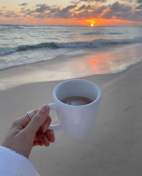 Sunrise Coffee, Coffee Summer, Coffee Milkshake, Coffee Places, Inner Work, Cute Instagram Pictures, Coffee Photos, Profile On Instagram, Sunrise Beach