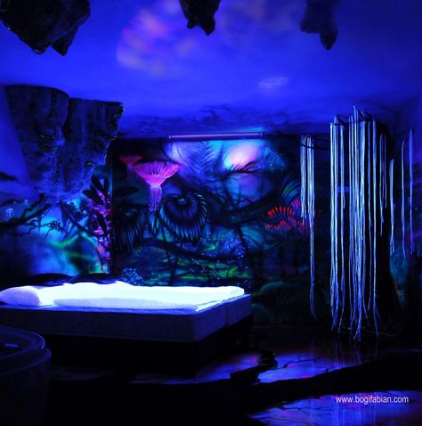 Avatar room Avatar Bedroom, Pandora Room, Glow In The Dark Room, Avatar Room, Black Light Room, Avatar Theme, Teen Girl Bedroom Ideas, Space Themed Room, Creative Wall Painting