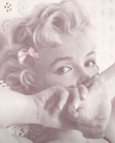 #marilynmonroe Pinterest Pfp Aesthetic, Character With Short Hair, Profile Picture Coquette, Monroe Aesthetic, Vintage Pfp Aesthetic, Pink Marilyn Monroe, Marilyn Monroe Room, Bardot Fashion, Light Coquette