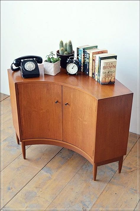 Mid-Century Modern Side Cabinet for Corner. We love mid-century furniture in brown wood. These make great additions to any home! Shipping Furniture, Antique Stuff, Magical Decor, Mid Century Living, Mid Century Living Room, Mid Century Mod, Mid Century Modern Decor, Mid Mod, Retro Furniture