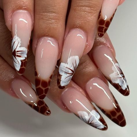 How do you marry boldness with a love for soft living? How about nailing it with a manicure look that’s a fusion of both sides of nature. 🦒 🌸 #itsjustanothermanimonday Would you rock? 💅 — Click link in Bio to see the latest Fashion Trends, Celebrity Style, and more! Subscribe to Style Rave Premium & Shop Editor-selected Pieces 🛍 — #StyleRave: The ultimate style guide #fallnails #manicureideas #nailinspo Cheetah Print Nails, Fall Acrylic Nails, Almond Nails Designs, Latina Fashion, Nail Forms, Nails 2024, Birthday Nails, Stick On Nails, Funky Nails