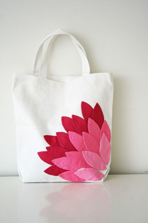 How to Applique: Hand Appliqued Bag Thirty Handmade Days Free Applique Patterns, Sacs Tote Bags, Sac Diy, Handmade Tote, Tote Bags Handmade, Hand Applique, Applique Patterns, Fabric Bags, Make Up Bag