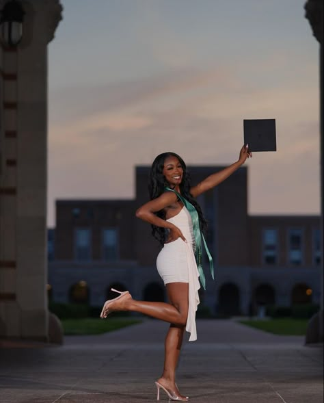 Graduation Pictures At Night, Graduation Picture Ideas Outdoors, Graduation Picture Poses Photoshoot, Senior Picture Ideas Black Women Outside, Graudtion Photoshoots Black, Outdoor Grad Photos, Rooftop Graduation Pictures, Graduation Poses Women, Graduation Shoot Poses