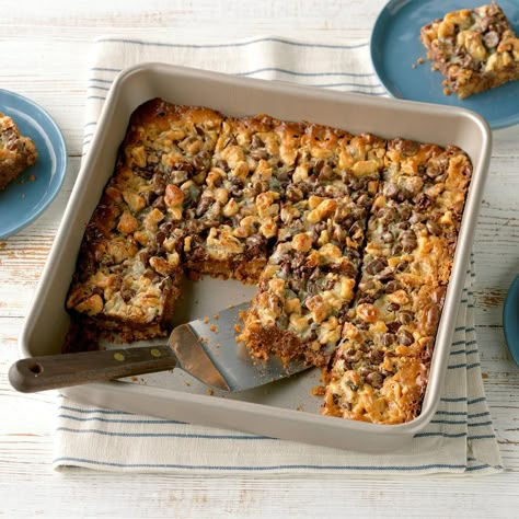 Magic Cookie Bar, Desserts To Bake, Magic Bars Recipe, Magic Cookie Bars, Layer Bars, Bars And Squares, Magic Bars, Potluck Desserts, American Desserts