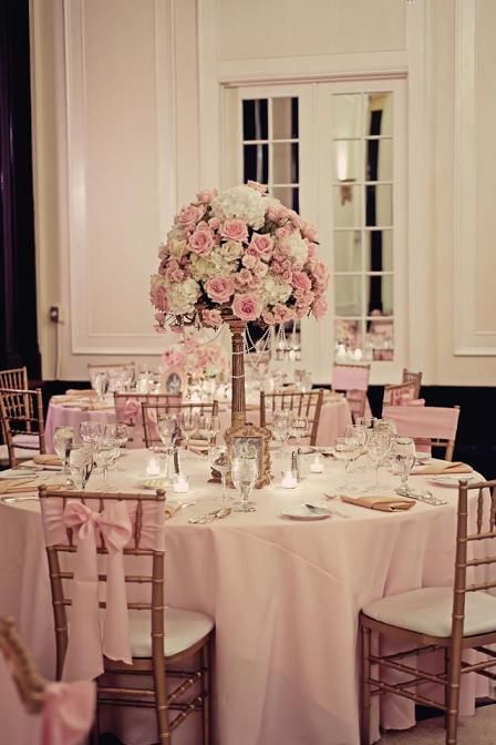 Quince Flower Centerpieces, Pink And White Decorations Party, Quince Set Up, Pink Centerpieces Quinceanera, Pink And White Quince, Pink Wedding Table Settings, Quince Table Decorations, Pink Pearl Wedding, Tall Arrangements